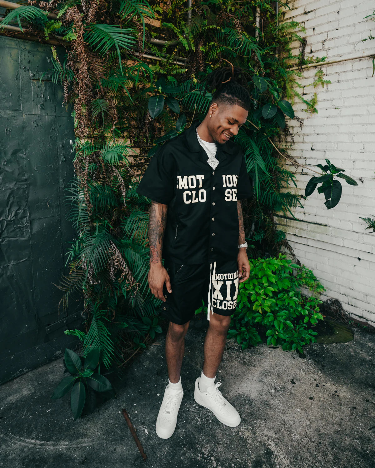 Mixed emotion backyard set black